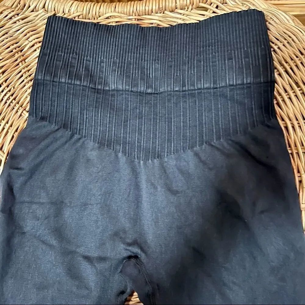 Joylab deep grey black textured high rise capri crop workout leggings pants XS - Picture 2 of 7